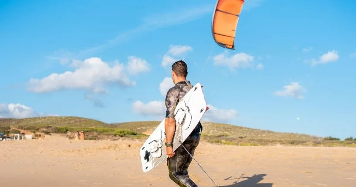 Najlepsze miejsca na kitesurfing w Europie – dokąd udać się na wakacje?